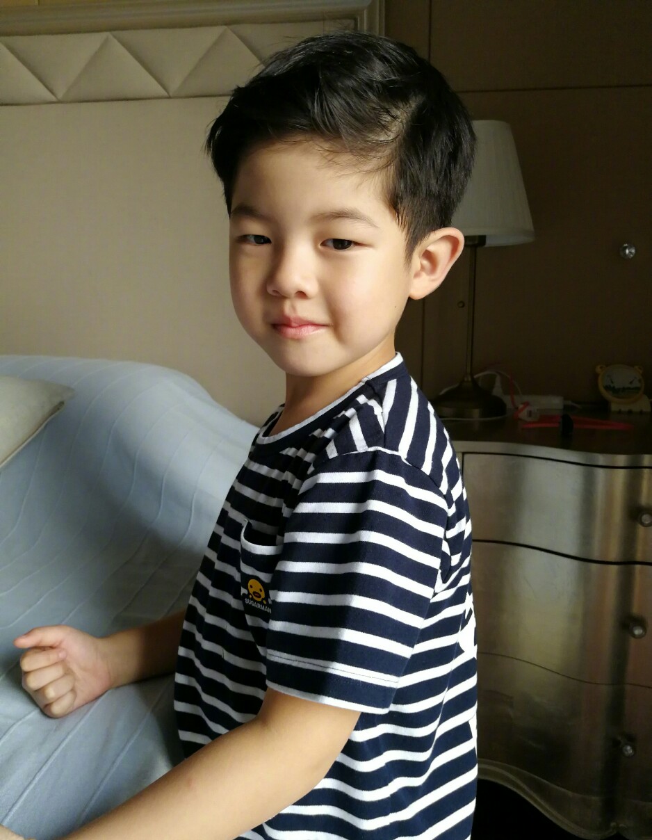 胡可沙溢携儿子现身机场，安吉抱着妈妈撒娇，身高瞩目但依然胖