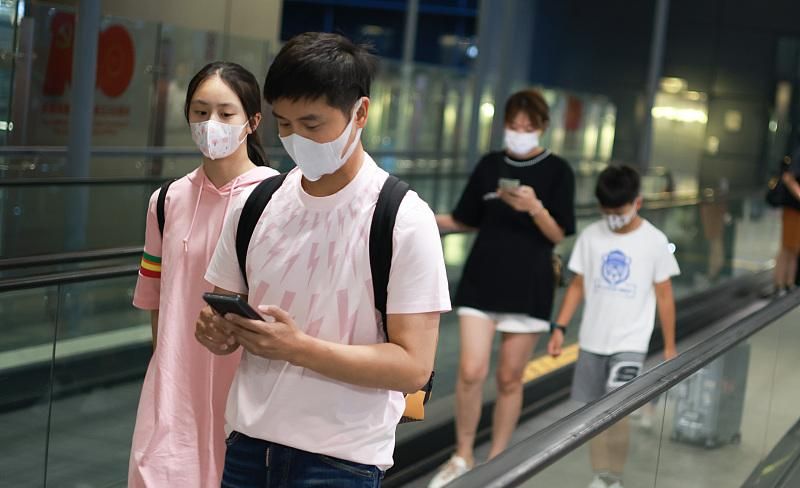 13岁森碟发育变成熟，穿粉裙首秀曲线，弟弟皮肤黢黑变阳刚大变样