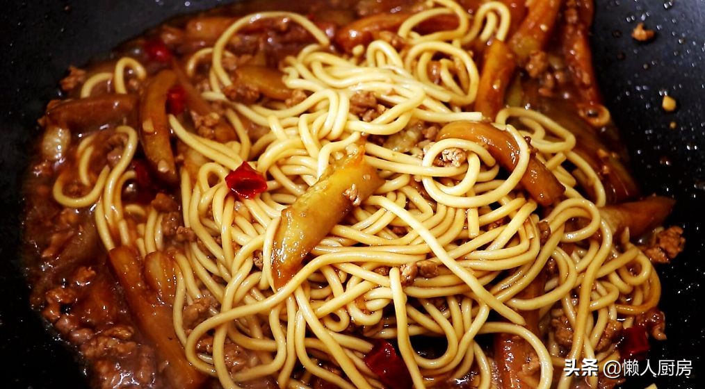 1根茄子，一块猪肉，这是茄子肉末焖面的做法，真好吃