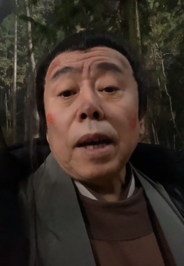 潘长江拒与网红拍视频，磨皮过度脸型严重变形，被美颜吓坏秒变脸