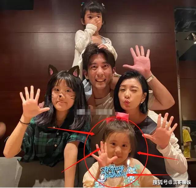 贾静雯全家明星脸，咘咘越长越美丽，没想到波妞更漂亮
