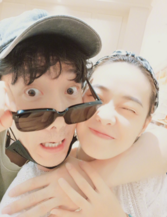 刘翔与二婚娇妻庆38岁生日，亲密贴脸场面甜，妻子嘴巴嘟嘟很俏皮