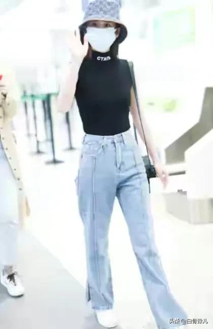 身材太好了吧？颖儿带女儿机场走秀，妥妥的辣妈
