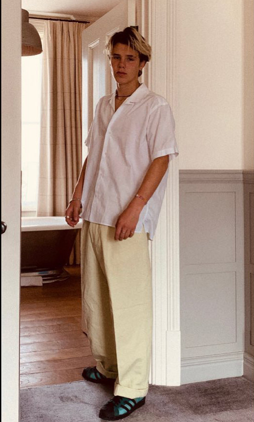 貝克漢姆曬愛妻與孩子們合影送祝福，小七奶萌笑容超可愛