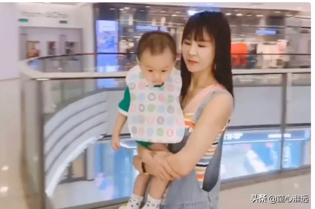 最年轻姥姥走红，抱自己的外孙逛街犹如母子，