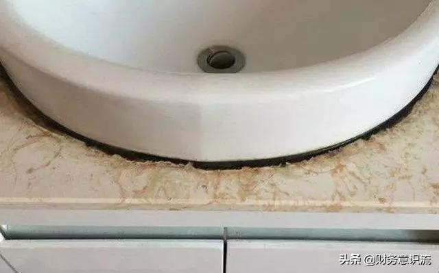 入住才半年，洗手台的玻璃胶就发霉了，保姆简