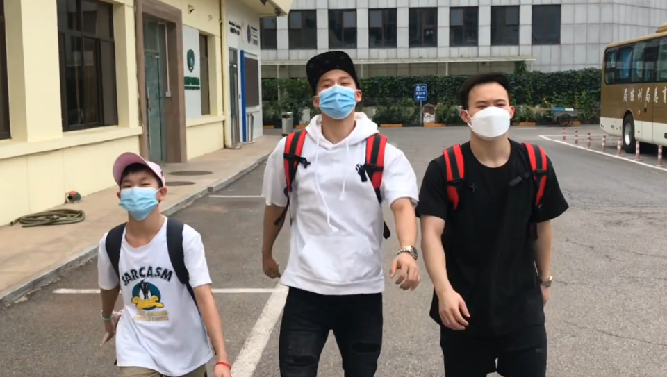 全红婵解封后拍搞笑视频，粉色帽子+工装裤抢镜，网友：谢哥飘了