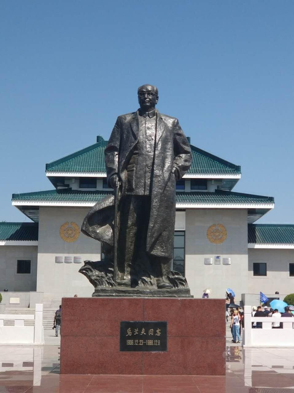 上将乌兰夫：单刀赴会救内蒙，一人瓦解一个“