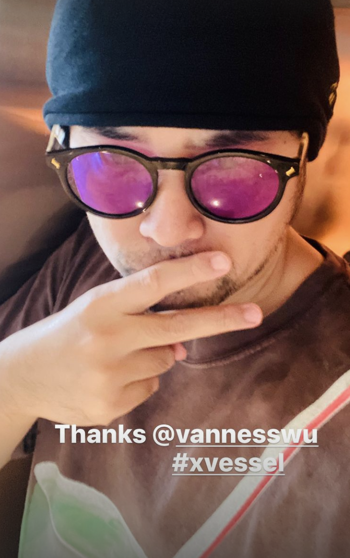 周杰倫衣服上奶茶圖案太逼真，兒子假裝用吸管品茶，畫面詼諧有趣