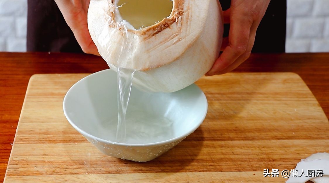 碰到這椰子別手軟，價格便宜，人人吃得起，塞進一隻雞，解饞