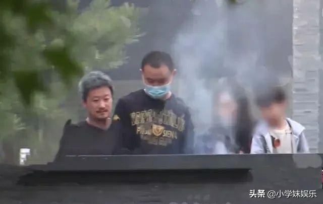 吴京一家惊现路边烧烤，昔日一贯硬汉形象的他