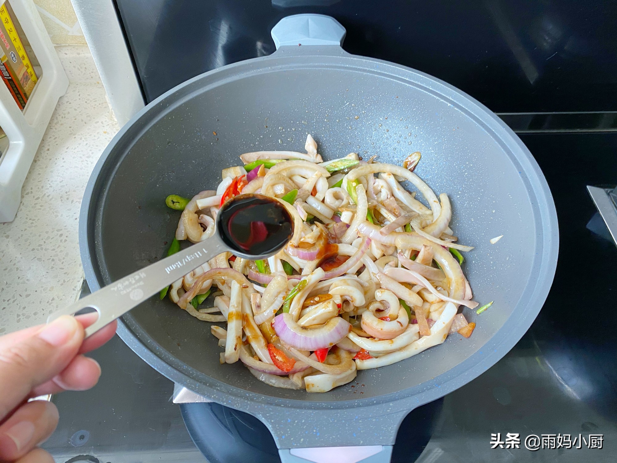 香辣魷魚的家常做法，簡單快手又下飯，麻辣香鮮秒殺路邊攤
