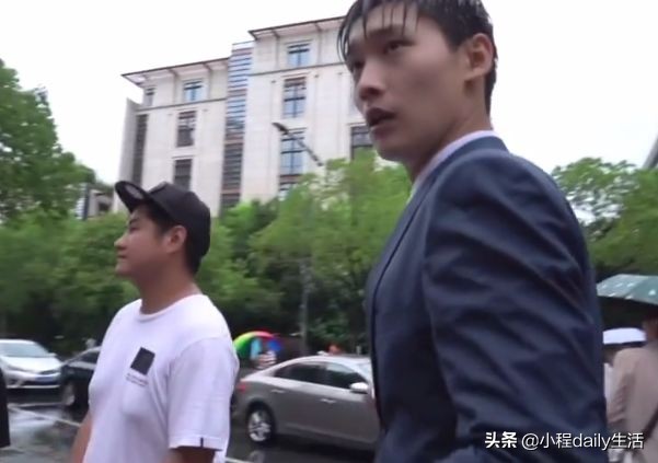 邢昭林梁洁拍公主抱戏时差点栽倒，谁注意他腿