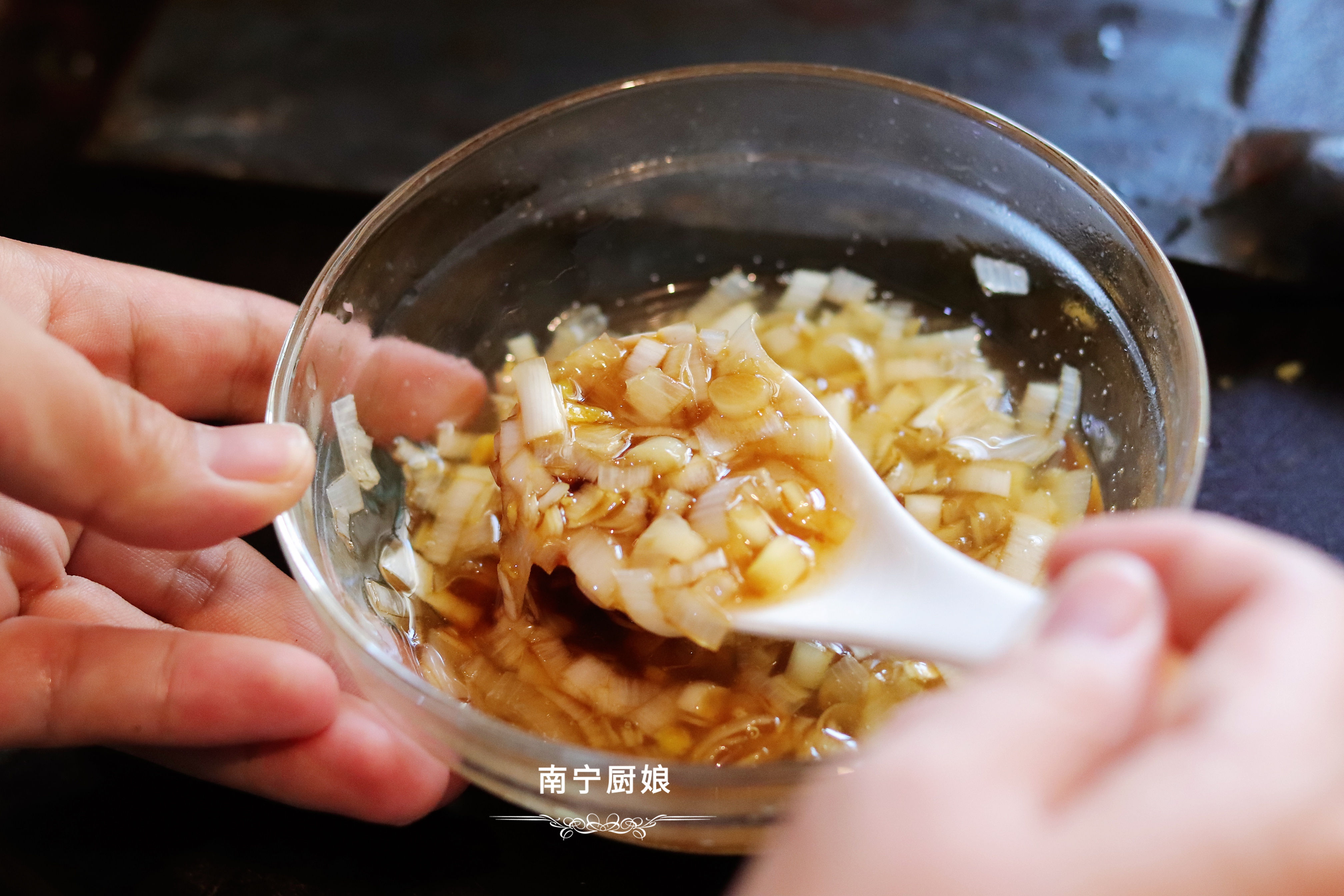豆腐炸一炸，再和大蔥拌一拌，沒想到這麼好吃，上桌驚艷了全家人