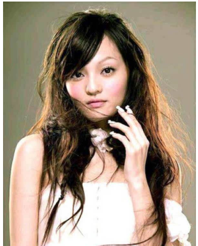 张韶涵：15岁打工养家，上亿财产一夜蒸发，遭亲