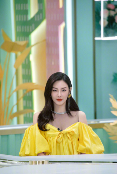 《乘风破浪》练习室曝光，姐姐们抗议穿制服，