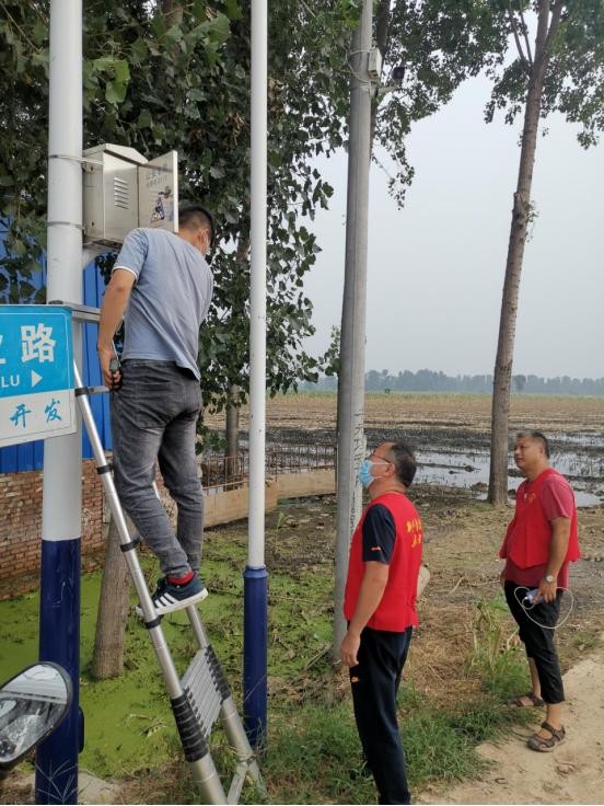 新乡学院参与灾后重建工作赢得群众赞扬