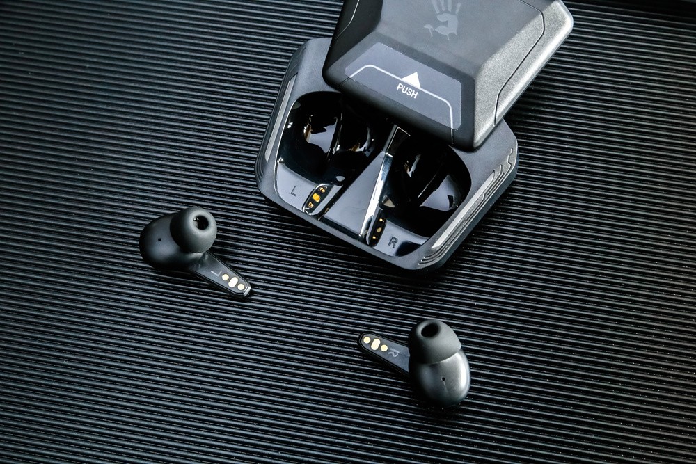 兼顾游戏与音乐听感，低延迟血手幽灵M70真无线蓝牙耳机好听不贵