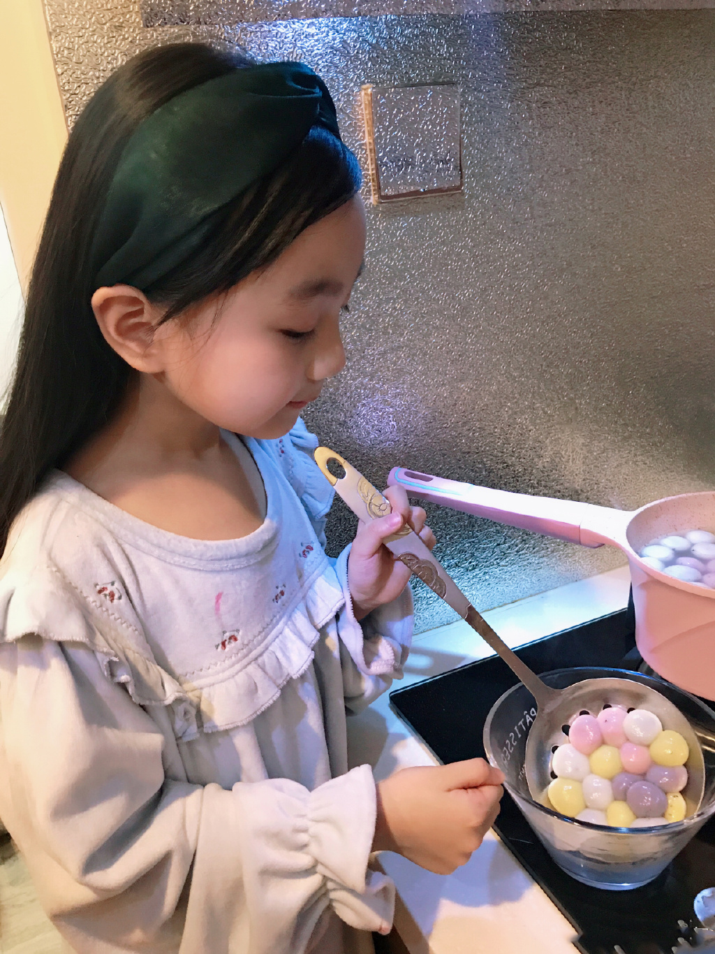 小山竹罕见晒生活照，7岁就会煮美食，快长成大女孩了
