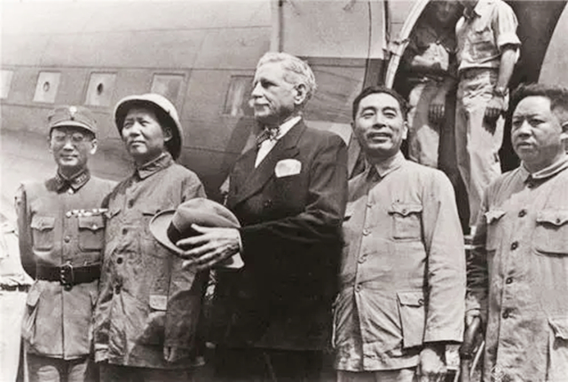 重庆谈判：蒋介石从一支烟断定毛主席是个厉害角色