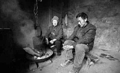 庞麦郎：走红后耍大牌不认农村父母，演唱会只