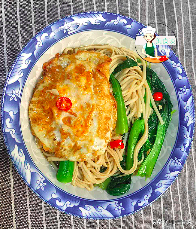 It’s cold, so I’ll be greedy for this bowl of noodles for breakfast. It’s sour and appetizing and nutritious. A bowl of breakfast is very satisfying.