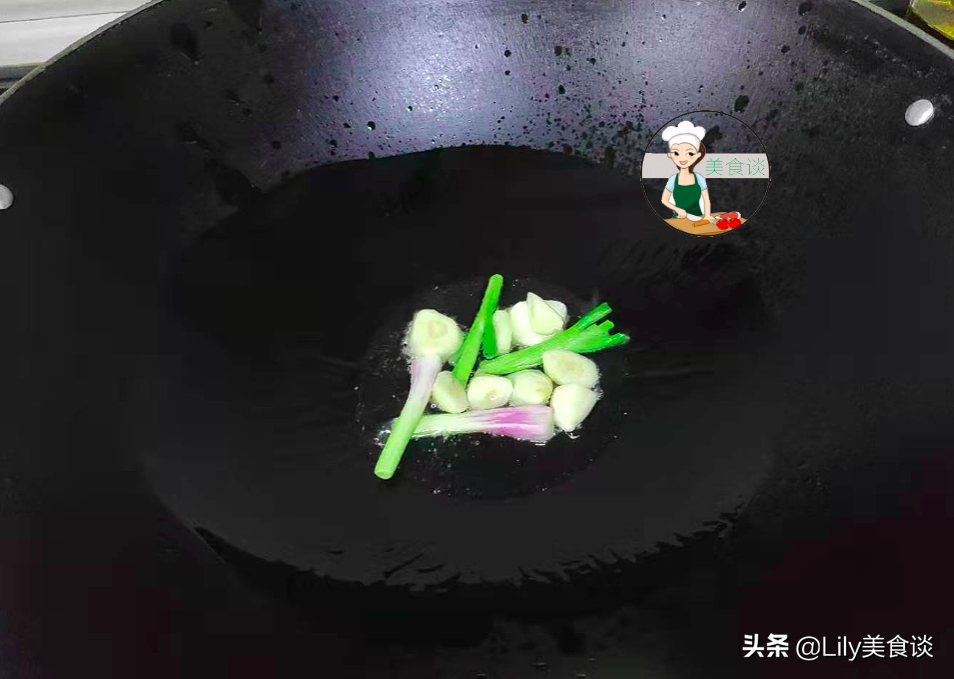 炸排骨時，別直接就下鍋炸，教你一招，排骨外焦里嫩，簡單又營養