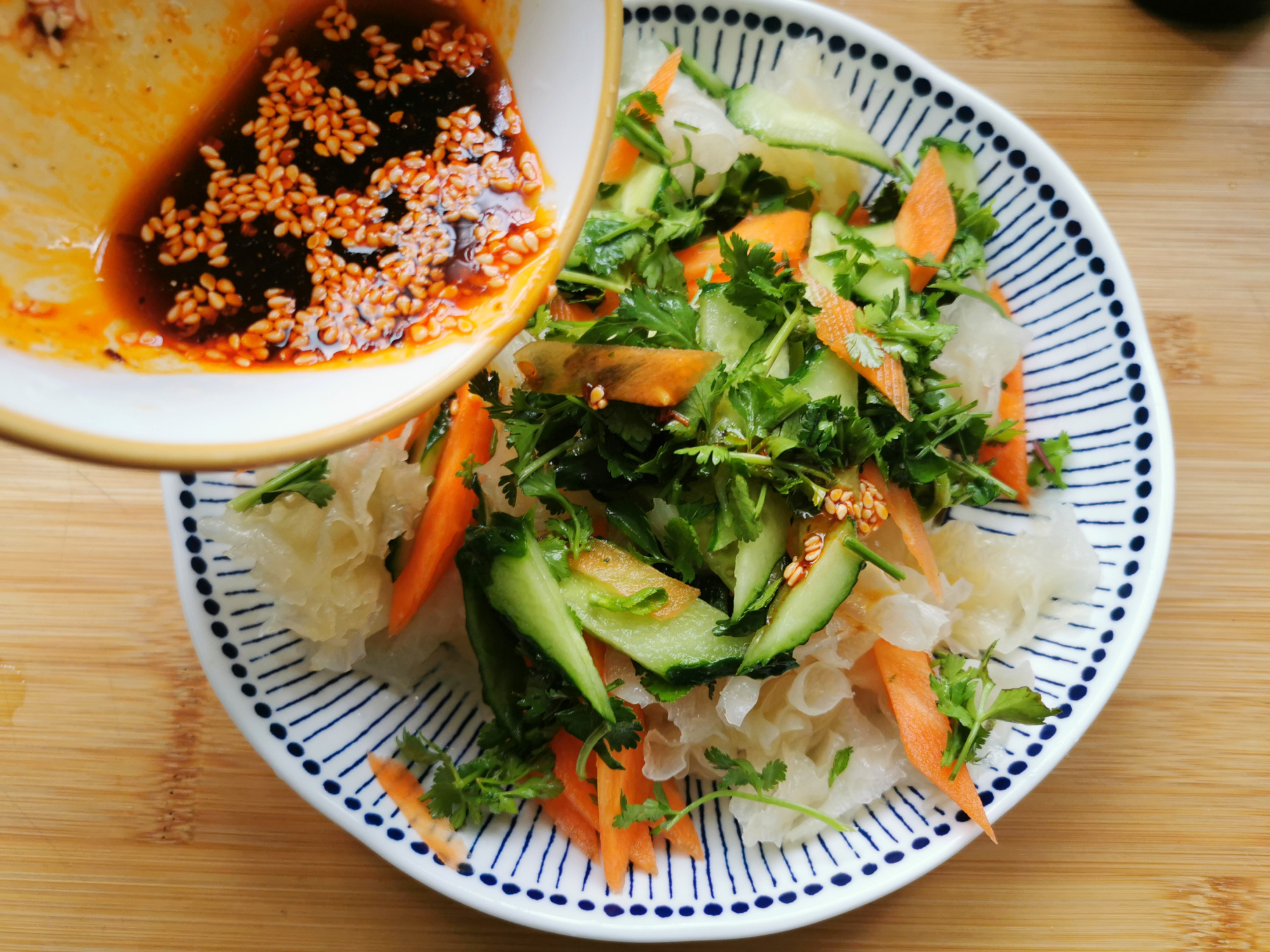 銀耳別總是煮湯了，用來涼拌清脆爽口，美白潤膚還能清理腸道