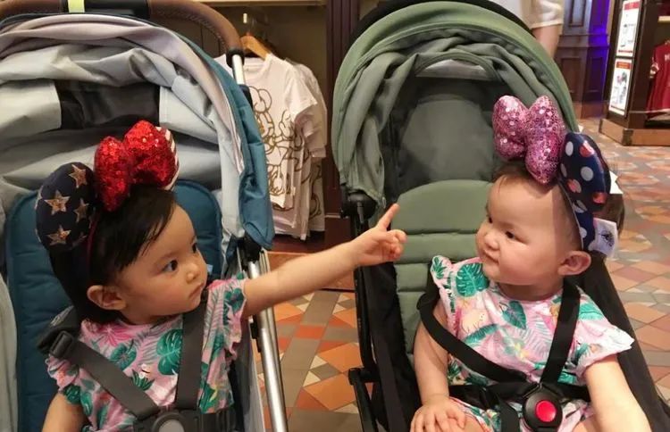 熊黛林晒女儿美照引热议，姐妹俩颜值差距大，