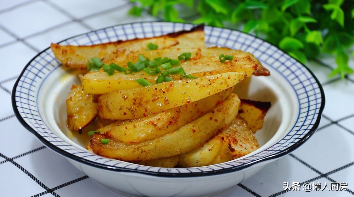 土豆不用炒，撒點辣椒面和燒烤粉，比炸著吃的省油，鹹香軟糯
