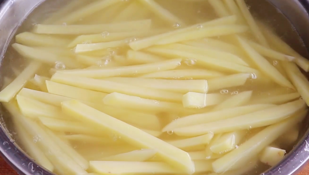 愛吃薯條趕緊收藏，教你2個訣竅，金黃酥脆，一次做一大盆不夠吃