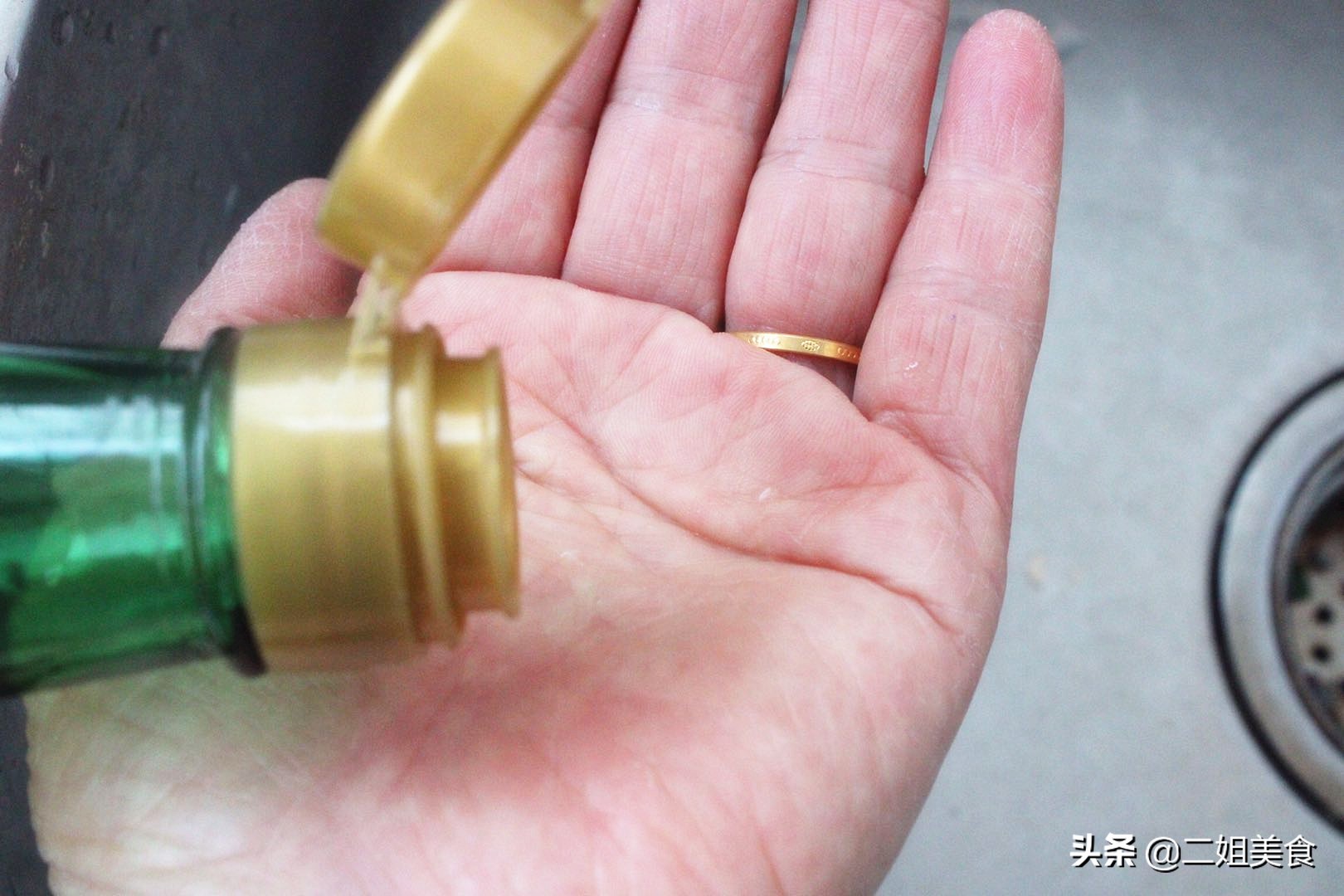 把白醋塗抹在菜板上，太聰明了，用途花錢不到，簡單還實用