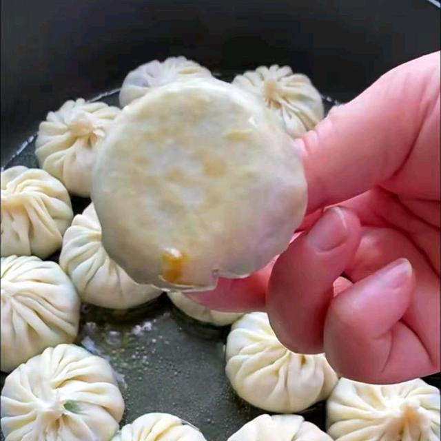 天热我就爱吃这种包子，简单省力，一煎就可以，一周吃六次都不腻