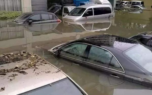 暴雨过后大量泡水车上市，3万买30万的车值吗？维修师傅这样说