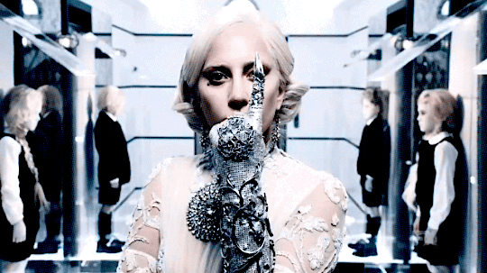 喜欢VERSACE、ROBERTO CAVALLI家具的人，都是什么样的人？