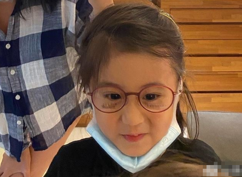咘咘波妞近照被传开，妹妹圆脸超萌，咘咘戴眼镜生图却成亮点