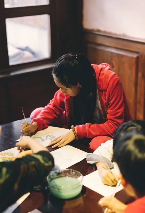 田亮女儿森碟为成职业网球手太拼，和同伴画画手又干又糙，超抢镜