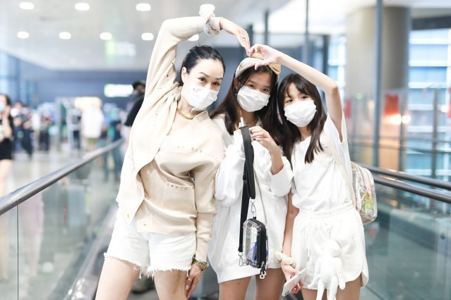 钟丽缇与女儿走机场，针织开衫配白色短裤超洋气，母女美如姐妹花