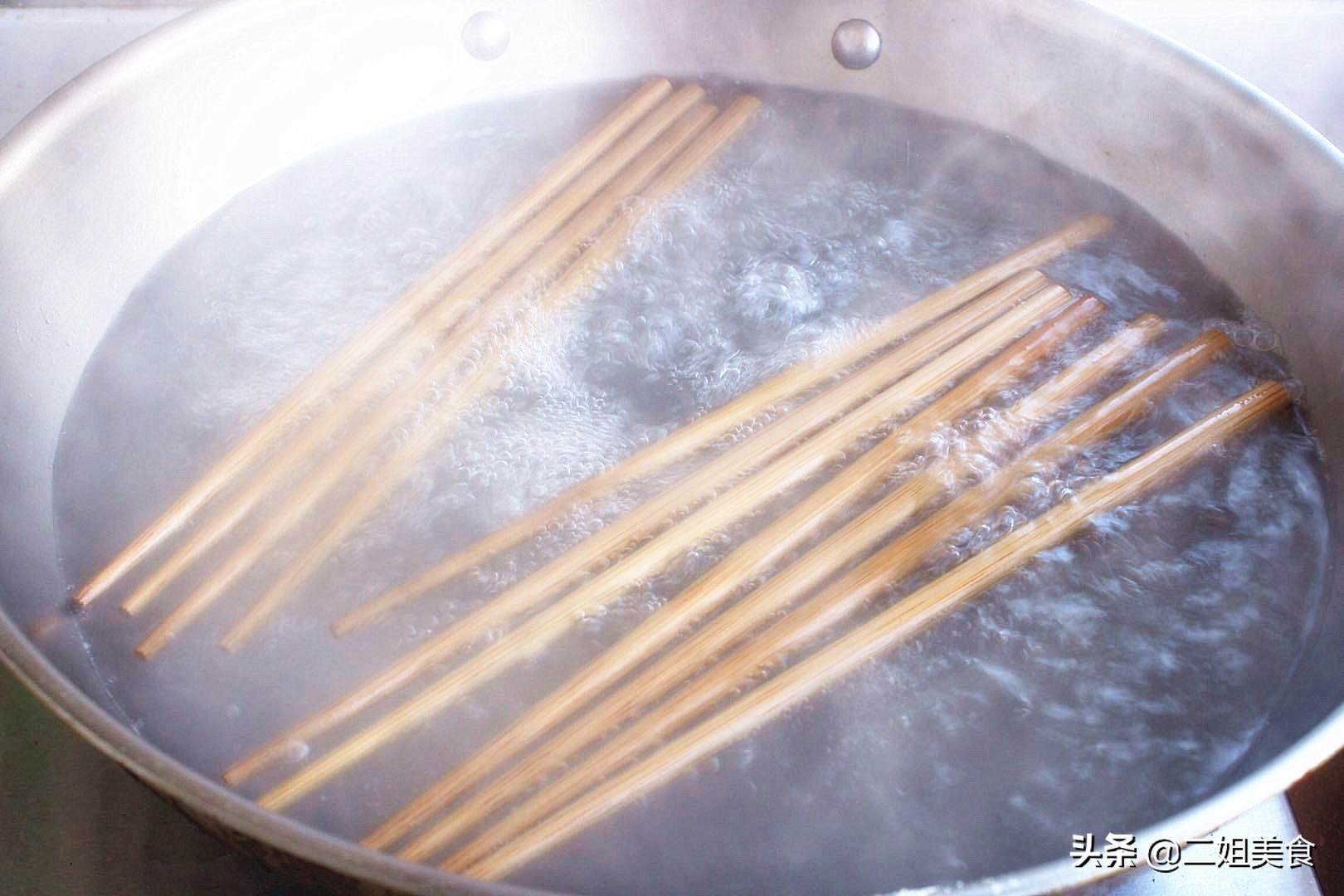 買回來的新筷子別直接用，多做2步，用久不發霉不開裂，簡單實用