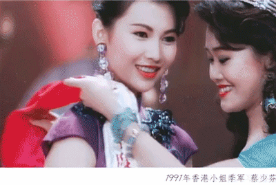 蔡少芬帶兒子逛街喝咖啡，1歲魚蛋和媽媽搶鏡頭，娘娘仨娃太幸福