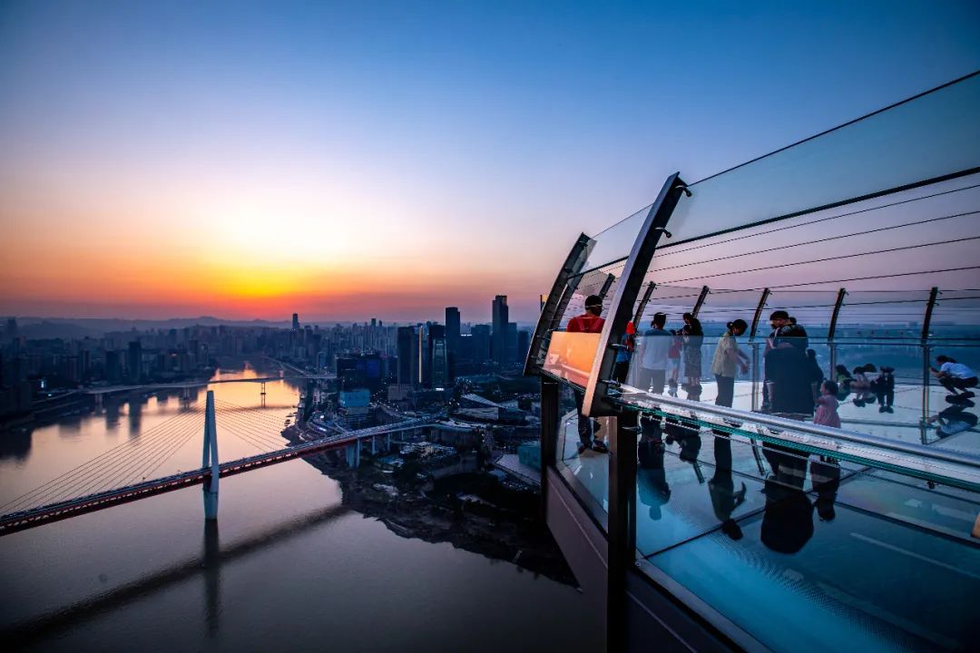 重庆旅行必打卡：250米高空，陪她看一场270度浪漫夕阳