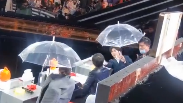 蔡徐坤给张凯丽让伞 由内而外的绅士风度温暖人心