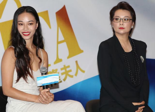 袁立胖了也很美！穿垫肩连衣裙气场八米，47岁完