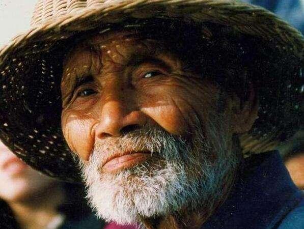 他生于清初死于民国，娶24个老婆，200岁时还到处