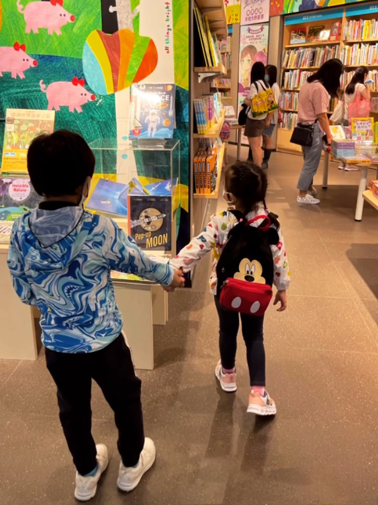 霍启刚带子女逛书店，霍中曦霍中妍手牵手画面有爱，兄妹感情超好