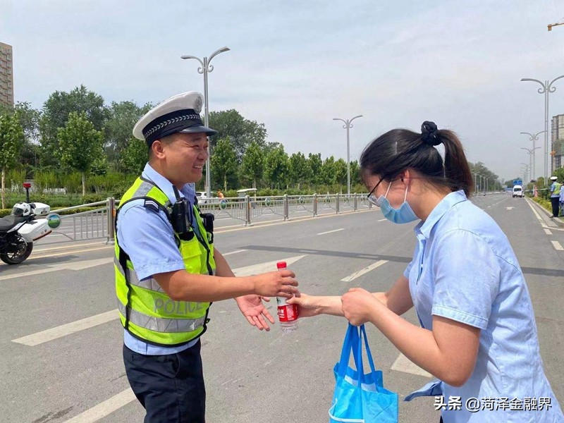 建行菏泽东明支行为高考考生提供爱心服务