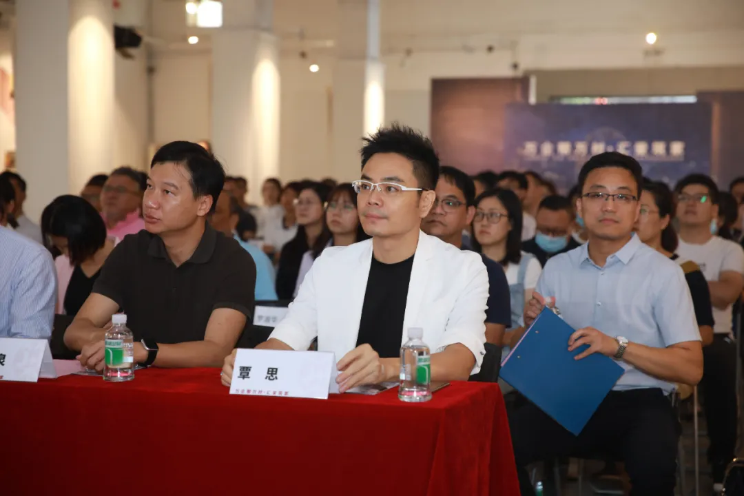 華鵬陶瓷勇擔社會責任，獲評“愛心公益企業”