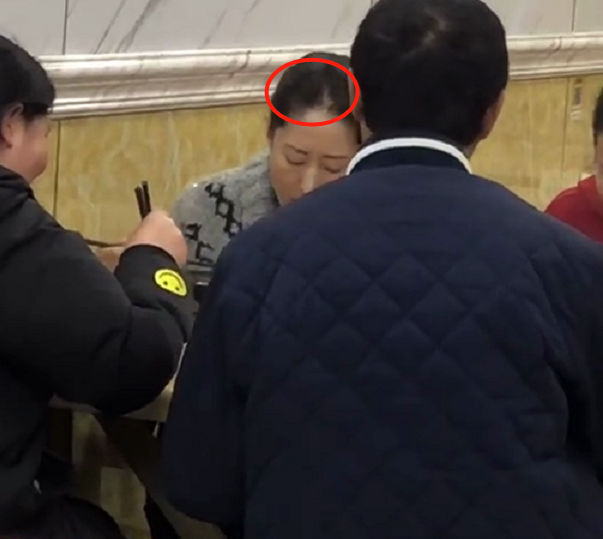 刘敏涛现身苍蝇小馆，被偷拍疑似黑脸，素颜被