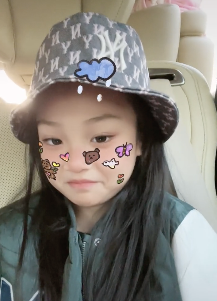 李小璐曬甜馨近照造型淑女，對鏡撇嘴害羞微笑，女漢子變軟妹子