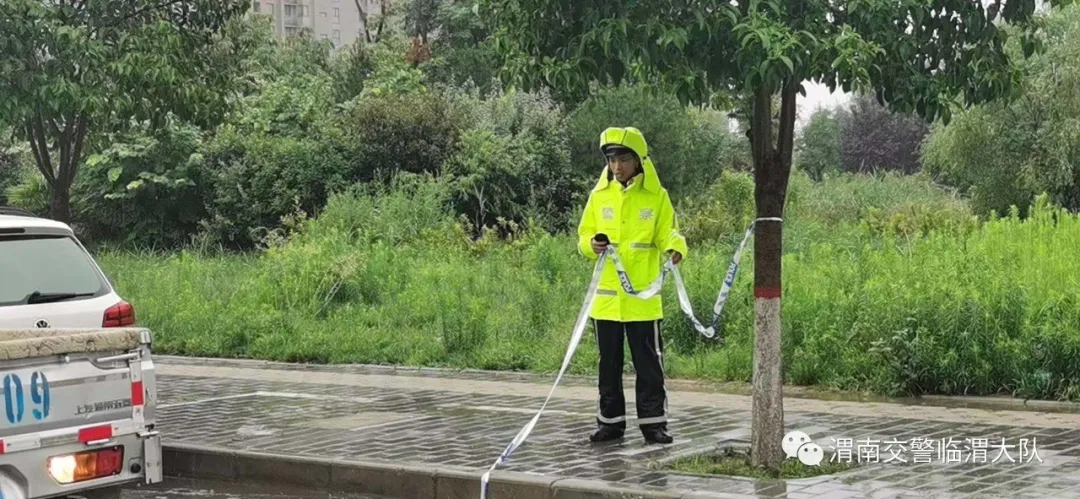 临渭交警：我为群众办实事 雨中“荧光绿” 守护群众安全行